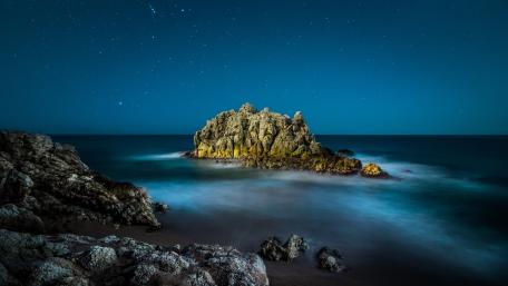 Starry Night Over Serene Islet wallpaper