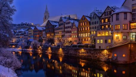 Snowy Riverside Evening in the City wallpaper
