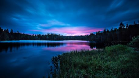 Twilight Serenity Over the Lake wallpaper