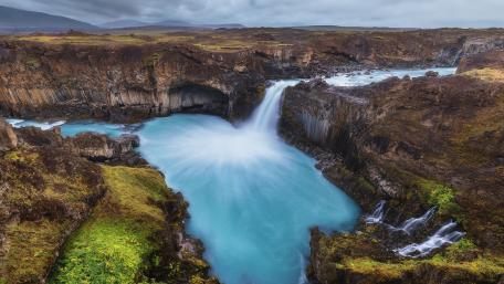Majestic Icelandic Waterfall Scene wallpaper