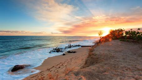 Serene Sunset Over Tranquil Shoreline wallpaper