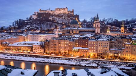 Winter Evening in Historic Cityscape wallpaper