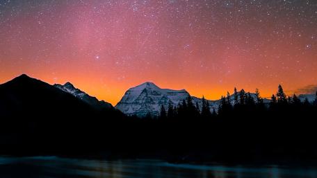 Starry Night Over Majestic Mountain Peaks wallpaper