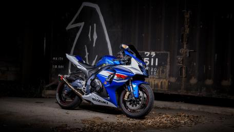 Suzuki GSX-R750 in Urban Shadows wallpaper