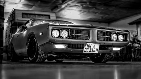 Vintage Car Elegance in Monochrome wallpaper