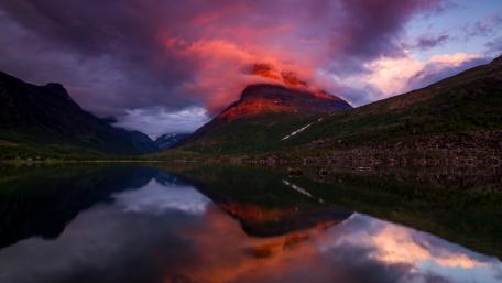 Neauty sunrise on mountain. wallpaper