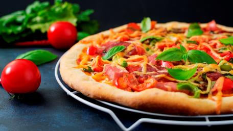 Fresh Italian Pizza Bliss in 4K Detail wallpaper