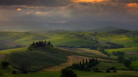 Cloudy Podere Belvedere wallpaper