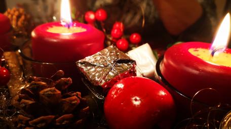 Warm Christmas Candle Glow Festivities wallpaper