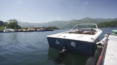 boat in lake wallpaper