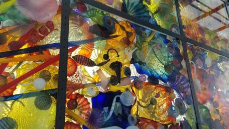 Vibrant Glass Art Abstract Design Showcase wallpaper