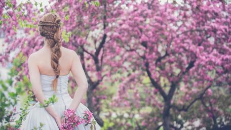 Beautiful bride on wedding day wallpaper