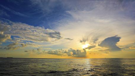 Golden Sunset Over Tranquil Sea wallpaper