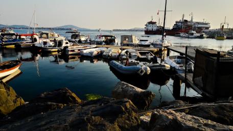 Serene Harbor at Dusk wallpaper