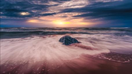 Serene Seascape at Dusk wallpaper