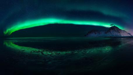 Mystical Aurora Over Tranquil Waters wallpaper