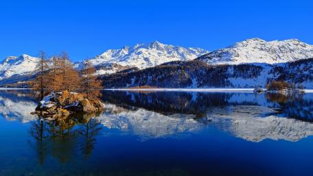 Serene Mountain Reflection Over Tranquil Lake wallpaper
