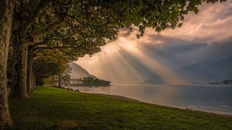 Serene Sunrays Over Tranquil Lake wallpaper
