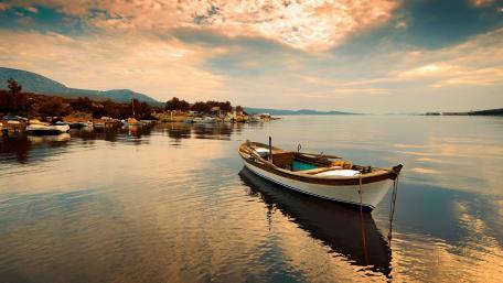 Serene Boat on Tranquil Waters wallpaper