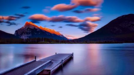 Lake Louise in Banff National Park wallpaper