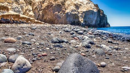 Calming Beach Scene with Rocky Shoreline wallpaper