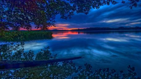 Twilight Serenity Over Still Waters wallpaper