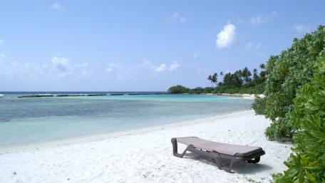 Tranquil Beachside Retreat for Relaxation wallpaper