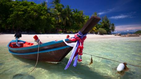 Tropical Serenity with a Boat in Koh Samui Waters wallpaper