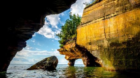 Majestic Sea Arch Surrounded by Nature wallpaper