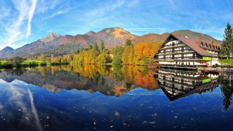 Serene Autumn Reflection in Nature's Embrace wallpaper