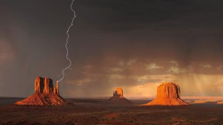 Lightning strike above West Mitten Butte wallpaper