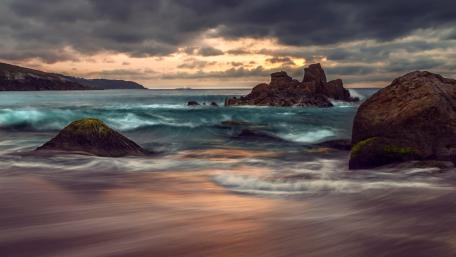Mystical Waves at Twilight wallpaper