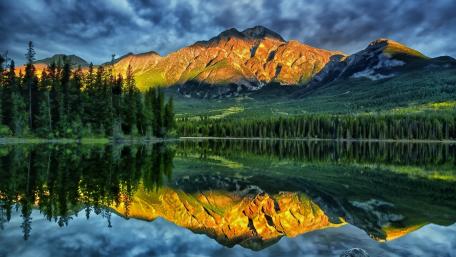 Majestic Mountain Reflection in Tranquil Waters wallpaper