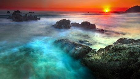 Serene Sunset Over Tranquil Waters wallpaper