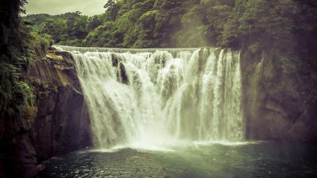 Majestic Waterfall in Lush Greenery wallpaper
