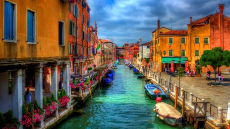 Venetian Canals Under a Cloudy Sky wallpaper