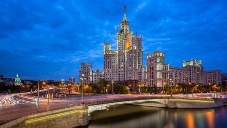Majestic Cityscape at Dusk in Moscow wallpaper