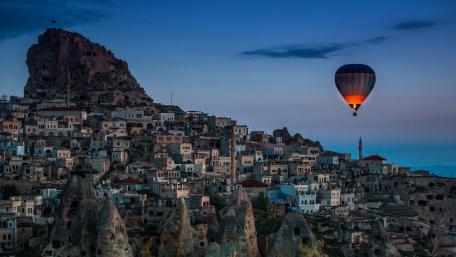 Majestic Hot Air Ballooning Over Cityscape wallpaper