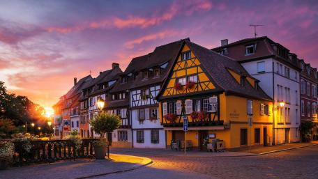 Charming Streets at Dusk in a Picturesque Cityscape wallpaper