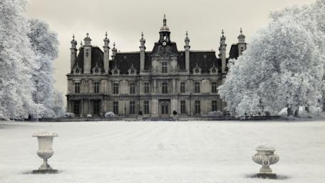 Ethereal Charm of an Abandoned Mansion wallpaper