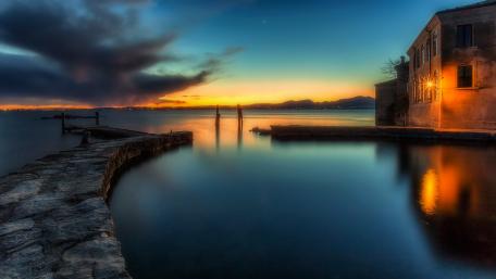 Serenity at Dusk Over Calm Waters wallpaper
