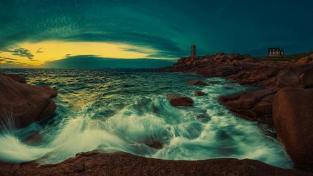 Majestic Lighthouse at Dusk wallpaper