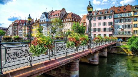 Charming Bridge Over Tranquil Waters in a European City wallpaper