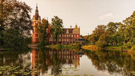 Majestic Castle Reflected in Serene Waters wallpaper