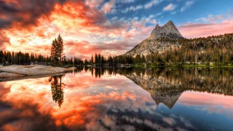 Majestic Mountain Reflections in a Tranquil Lake wallpaper