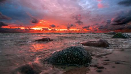 Vivid Sunset Over Tranquil Waters wallpaper