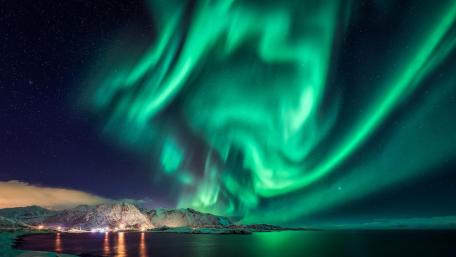 Mesmerizing Northern Lights Dance Over Mountains wallpaper