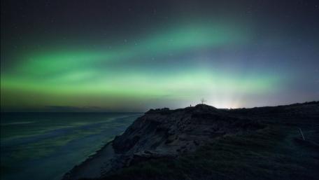 Majestic Borealis Over Serene Ocean Cliff wallpaper