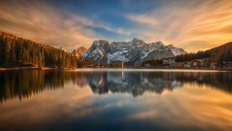 Serene Mountain Reflections in Twilight wallpaper