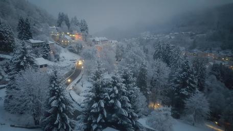 Serene Winter Wonderland in the City wallpaper